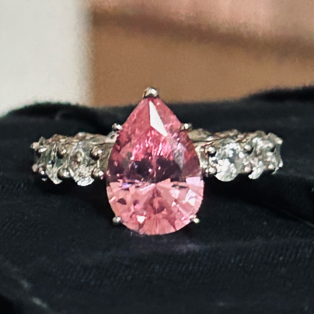 Large pear shaped pink sapphire ring. Sz 6.5/7
